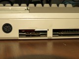 SD ctecka MMC2IEC je zabudovana do prostoru konektoru kazetaku.