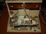 Vnitrek C64M po otevreni plastu. Ve Phase1 byla jeste deska pripojena ke kabelazi na pevno.