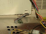 Takhle je pripojen displej. Plochy kabel je ulozen ve spare za TV modulatorem.